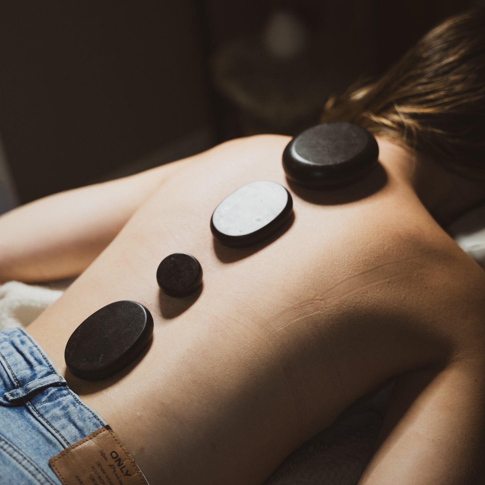 Hotstone massage voor vrouwen – Peau-tique Menen